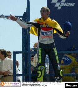 Moto GP - Grand Prix на Великобритания, 13 юли 2003 г. Валентино Роси празнува победата си.