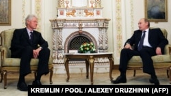 Бывший президент США Билл Клинтон (слева) и тогдашний премьер-министр России Владимир Путин. Москва, 29 июня 2010 года