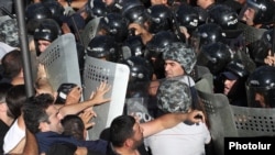 Ոստիկանների և ցուցարարների բախումներ Ազգային ժողովի հարակից տարածքում, Երևան, հունիսի 12, 2024թ.