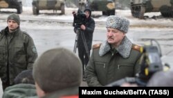 Александр Лукашенко (в центре) во время посещения совместных оперативных учений вооруженных сил Беларуси и России, 2022 год