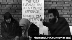 حسین شیخ‌الاسلام همراه معصومه ابتکار و فروز رجایی‌فر در یکی از نشست‌های رسانه‌ای افشای اسناد سفارت آمریکا در روزهای گروگانگیری دیپلمات‌ها