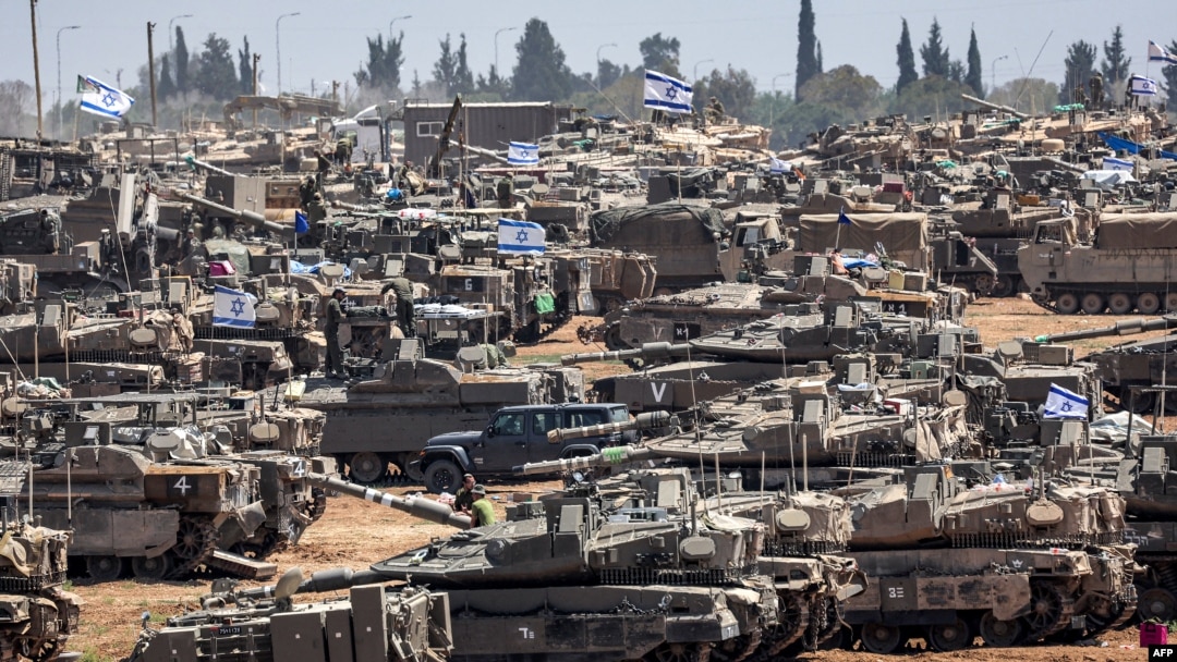 Tancuri de luptă israeliene și alte vehicule militare sunt poziționate în sudul Israelului, lângă granița cu Fâșia Gaza. 9 mai 2024,