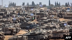 Tancuri de luptă israeliene și alte vehicule militare sunt poziționate în sudul Israelului, lângă granița cu Fâșia Gaza. 9 mai 2024,