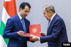 Abkhazia's de facto foreign minister, Inal Ardzinba (left), with Russian Foreign Minister Sergei Lavrov during the signing of a bilateral consultation plan in Sochi in October.