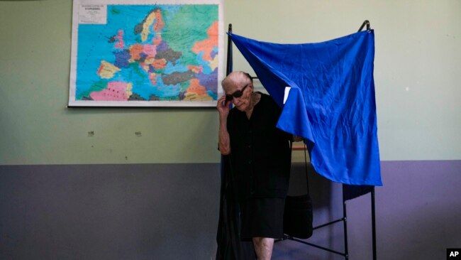 Жена гласа на избирачко место во Атина, Грција, 25 јуни 2023 година