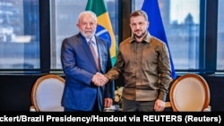 Ukrainian President Volodymyr Zelenskiy (right) and Brazilian President Luiz Inacio Lula da Silva (file photo)