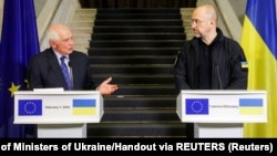 Голова українського уряду Денис Шмигаль (праворуч) додав, що Україна працює над цим питанням у рамках і Координаційної платформи в Єврокомісії, а також із сусідніми країнами