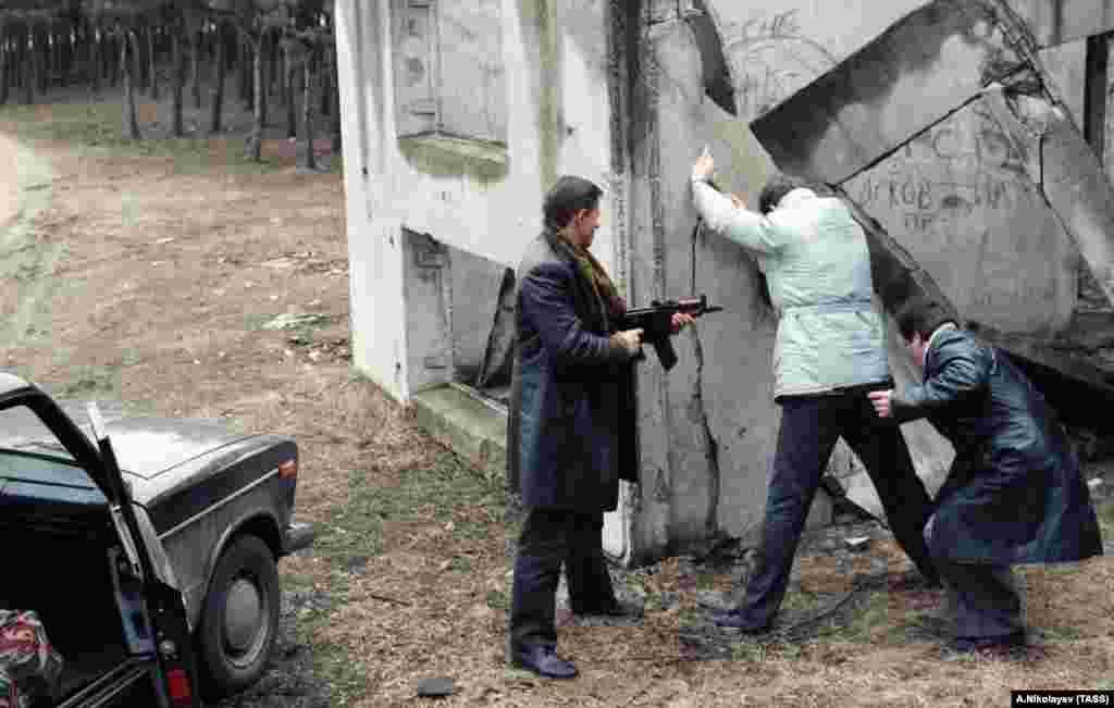 Fotografija koja navodno prikazuje kriminalca kojeg su u aprilu 1992. pritvorili službenici Ministarstva unutrašnjih poslova u Vitebsku. Mnoge legitimne poslove preuzeli su dobro povezani kriminalci usred &quot;divljeg kapitalizma&quot; 1990-ih, dok su nelegalne preuzele ulične bande koje su djelovale širom zemlje.