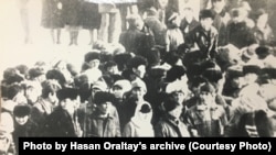 Алматыдағы 1986 жылғы Желтоқсан оқиғасы кезінде түсірілген суреттер. Суреттер Астанадағы Ұлттық академиялық кітапханада сақталған Хасен Оралтайдың коллекциясынан алынды.