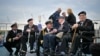 Britanski veterani razgovaraju s vojnim oficirom na palubi trajekta Brittany Ferries tokom putovanja u Francusku, 4. juna 2024.