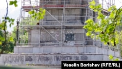  На това място върху постамента на паметника до неотдавна стоеше плочата с надпис: „ На Съветската войска освободителка от признателния български народ “. Според съперниците на паметника армията на Съюз на съветските социалистически републики в действителност е окупирала България. 