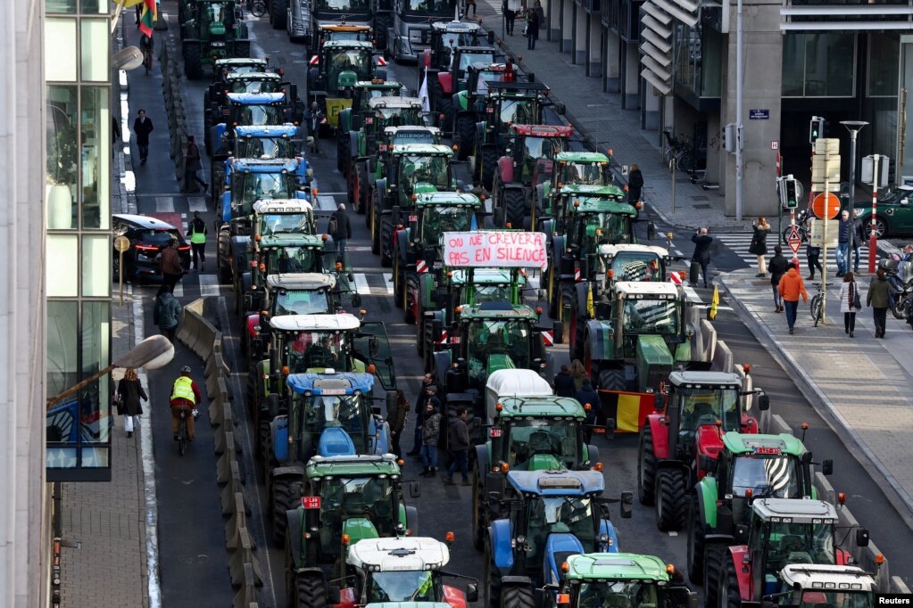 Pamje e një rruge të bllokuar nga automjetet e fermerëve në Bruksel.