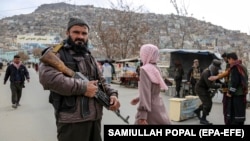 افراد طالبان روی یکی از جاده های کابل