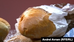 Multe sortimente de pâine conțin sare și zahăr în exces.