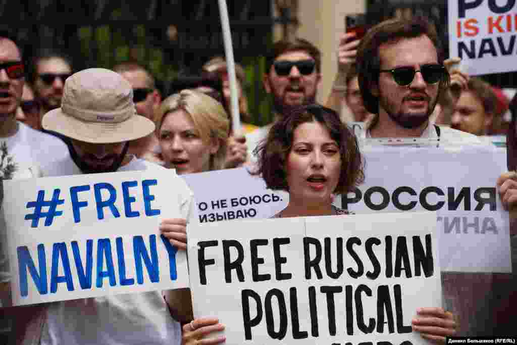Поддржувачите присуствуваа на митинг во Тбилиси, Грузија. Навални е во затвор од февруари 2021 година, по неговото апсење еден месец претходно откако се врати од Германија, каде што се лекуваше од речиси фатално труење за кое го обвини Кремљ, а кој, пак, негираше каква било вмешаност.