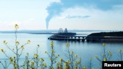 Вид на пожар на нефтебазе возле Керченского (Крымского) моста в поселке Волна в Краснодарском крае России. 3 мая 2023 года