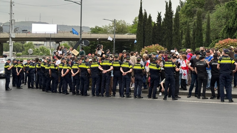 Демонстрантам не позволяют перекрыть автомобильное движение в центре Тбилиси