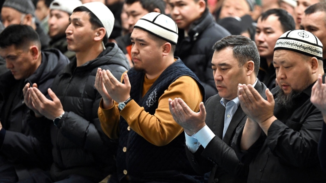 Порно құлдар қожайынының есектерін жалайды