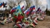 Москва офіційно востаннє називала кількість убитих у вересні 2022 року ‒ тоді заявляли про 5937 загиблих. На фото: могили російських військових на кладовищі у Волгоградській області, березень 2024 року