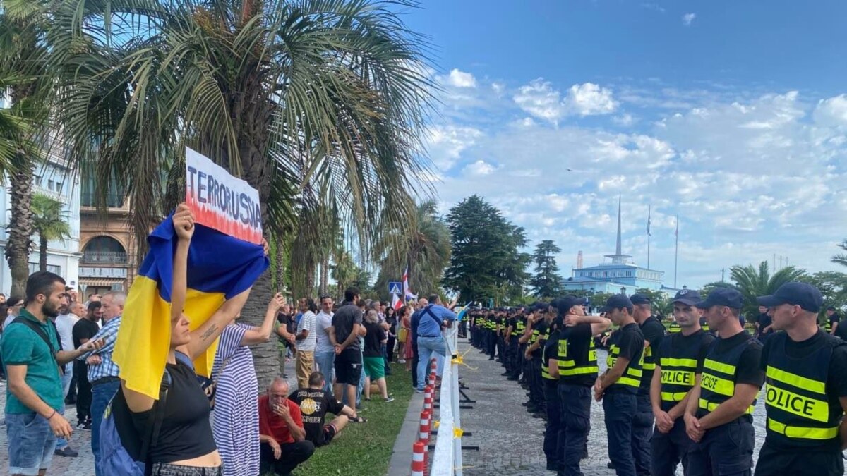 В Батуми новые протесты против лайнера с туристами из России, есть  задержанные.