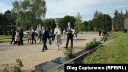 Președintele Parlamentului, Igor Grosu, împreună cu Președinta Republicii Moldova, Maia Sandu, și Comisarul european Johannes Hahn au depus flori la Complexul memorial „Eternitate”.