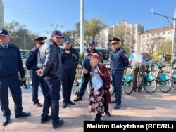 88-летняя Бибигайша Копесбаева в окружении полицейских. Алматы, 25 октября 2023 года