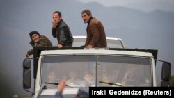 Бежанци от района на Нагорни Карабах пристигат с камион в граничното село Корнидзор, Армения, 26 септември 2023 г. 