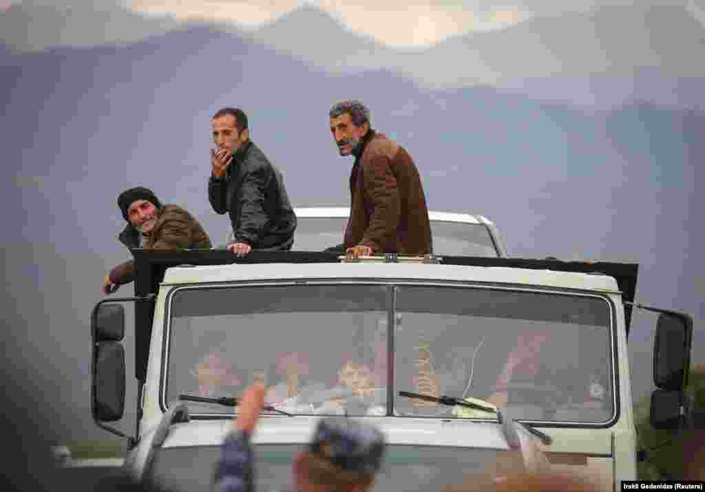 Біженці з Нагірного Карабаху прибувають на вантажівках до прикордонного села Корнідзор, Вірменія, 26 вересня 2023 року. (REUTERS/Irakli Gedenidze)