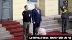Presidenti i Finlandës, Sauli Niinisto (djathtas), pret homologun e tij ukrainas, Volodymyr Zelensky, në Helsinki, më 3 maj 2023.