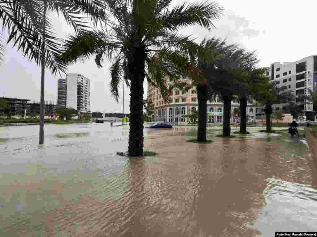 Oluje su pogodile UAE i Bahrein tokom noći između 15. i 16. aprila pošto su prethodno zahvatile Oman.