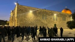 Палестинцы выкрикивают свои требования на у мечети Аль-Акса в Иерусалиме, апрель 2023