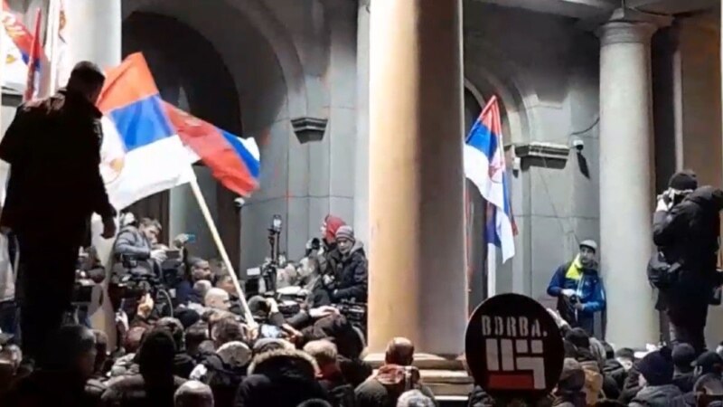 Opozicija pokušava da uđe u Skupštinu Beograda na sedmom protestu protiv izbornih rezultata