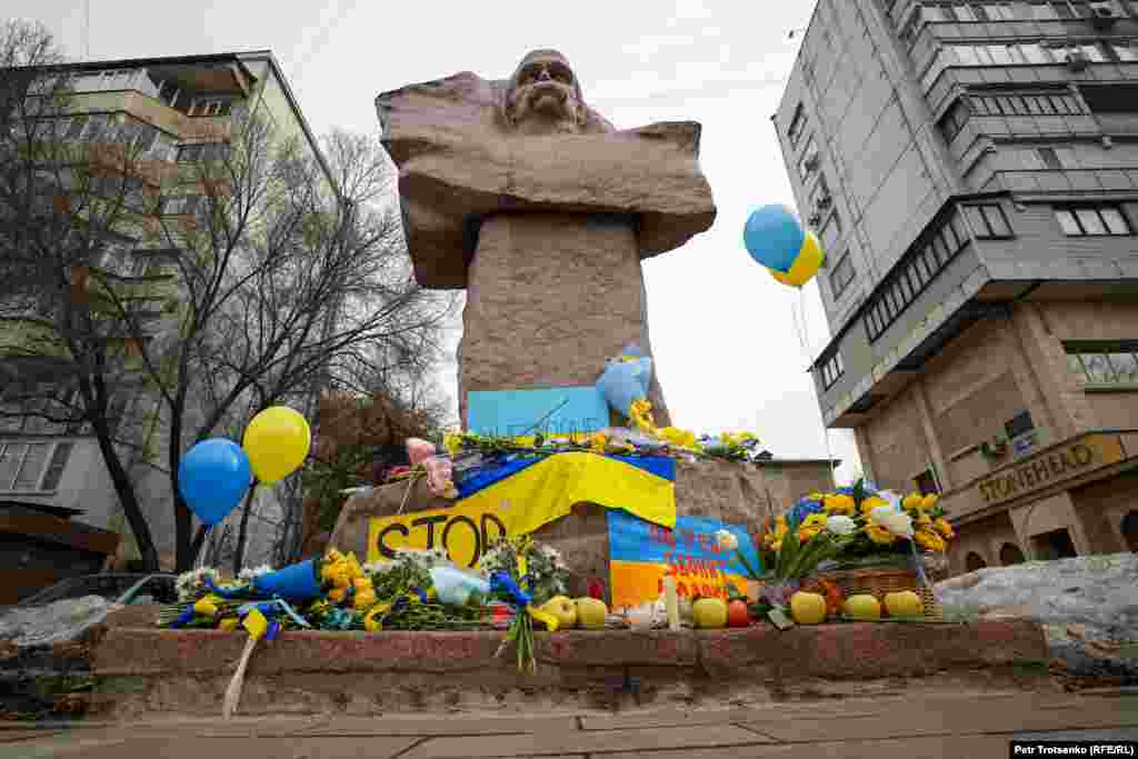 Так выглядит памятник Тарасу Шевченко в Алматы 24 февраля 2023 года &nbsp;
