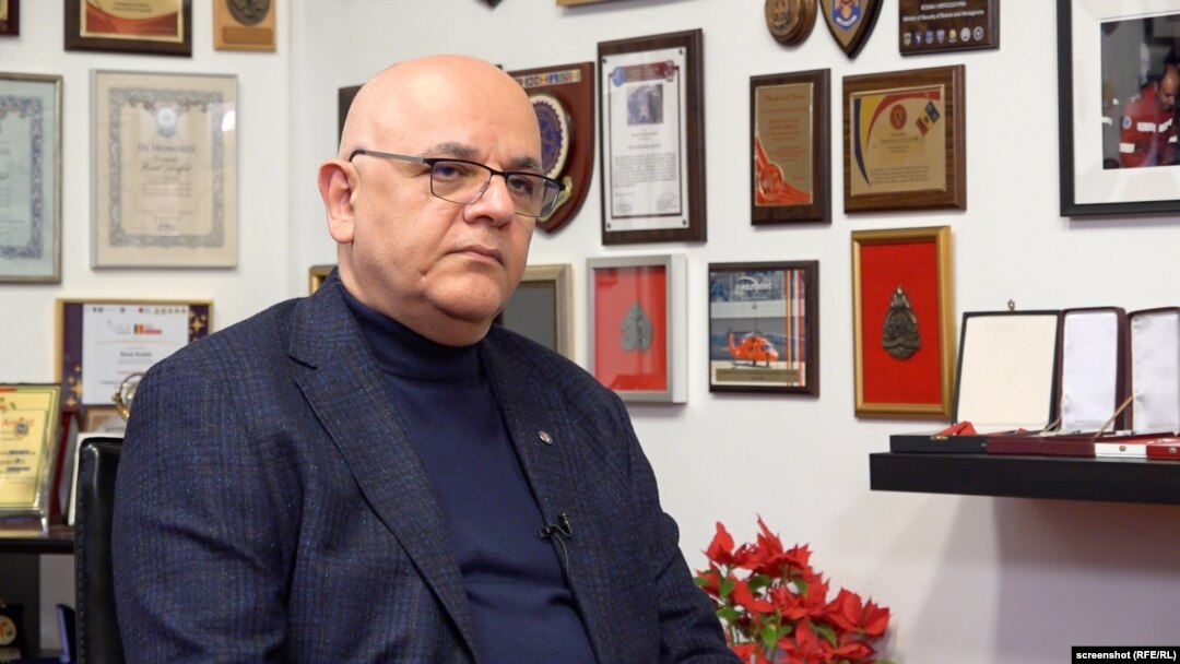 Șeful DSU, Raed Arafat, a vorbit pentru Europa Liberă despre școlile cu risc seismic, despre cât de pregătite sunt acum spitalele în cazul unei tragedii precum Colectiv și despre secretul longevității sale în funcții publice. 
