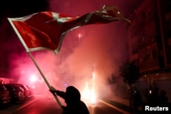  Привърженици на новия президент честваха до късно през нощта по улиците на Подгорица. 