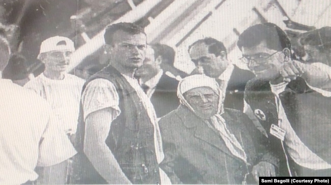 Foto e Sami Begollit, pronarit të kompanisë "Walker", me gjyshen e tij në Bllacë, Maqedoni të Veriut, më 1999.