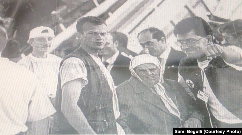 Foto e Sami Begollit, pronarit të kompanisë "Walker", me gjyshen e tij në Bllacë, Maqedoni të Veriut, më 1999.