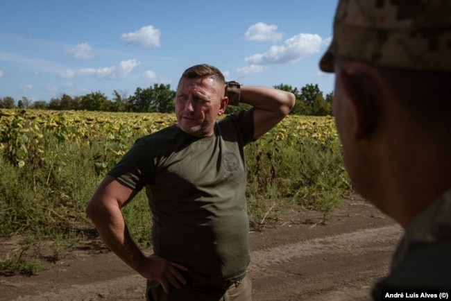 Oleksandr, vice comandante della 102a Brigata, è arrivato in una posizione di addestramento per incontrare le truppe e riunire un gruppo per un attacco con i droni.