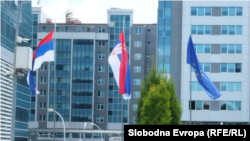 Zastave RS, Srbije i EU, ali ne i BiH pred sjedištem institucija u Banjaluci, 3. avgust 2023.