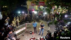 Forenzičari na mjestu ubojstva zastupnika i njegovog brata u gradu Prajagradžu, Indija, 15. travnja 2023.