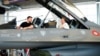 Presidenti i Ukrainës, Volodymyr Zelensky, dhe kryeministrja e Danimarkës, Mette Frederiksen, të ulur në një avion luftarak F-16 në bazën ajrore Skrydstrup, 20 gusht 2023.