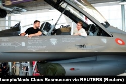 Президент України Володимир Зеленський і прем’єр-міністр Данії Метте Фредеріксен сидять у винищувачі F-16 на авіабазі Скрідструп у місті Воєнс, Данія, 20 серпня 2023 року