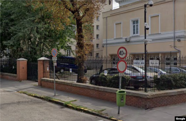 A budapesti orosz nagykövetség hátsó bejárata és parkolója a Lendvay utca felől a Google Maps 2022. szeptemberi felvételén