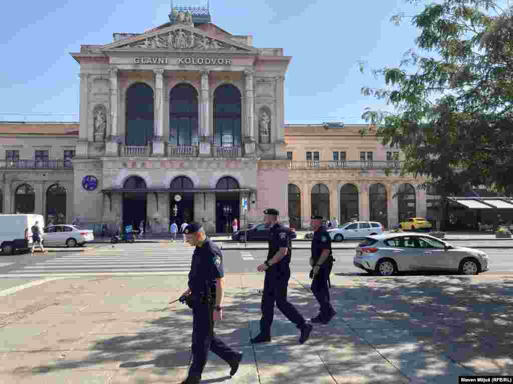 Policajaci nadgledaju bezbednosnu situaciju ispred Glavnog kolodvora u Zagrebu. Uoči, tokom i nakon utakmice policija je bila raspoređena na više lokacija u glavnom gradu Hrvatske.&nbsp;