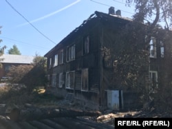 Еще один дом, пострадавший от пожара. Из-за возгорания здание частично лишилось кровли. Власти обещают отремонтировать дом