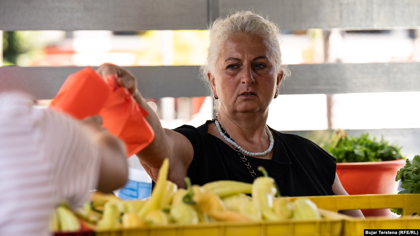 Raza Demolli duke shitur perimet e saj në tregun mobil në Prishtinë.