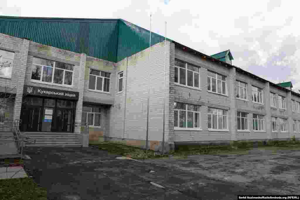 Fotografija 1: Teško oštećena škola u Kuhari u martu 2022. Fotografija 2: Ista škola u martu 2024. U renoviranoj škola nastava je nastavljena.