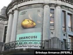 Afișul expoziției Brâncuși expus pe clădirea Bozar din Bruxelles, în 2019.