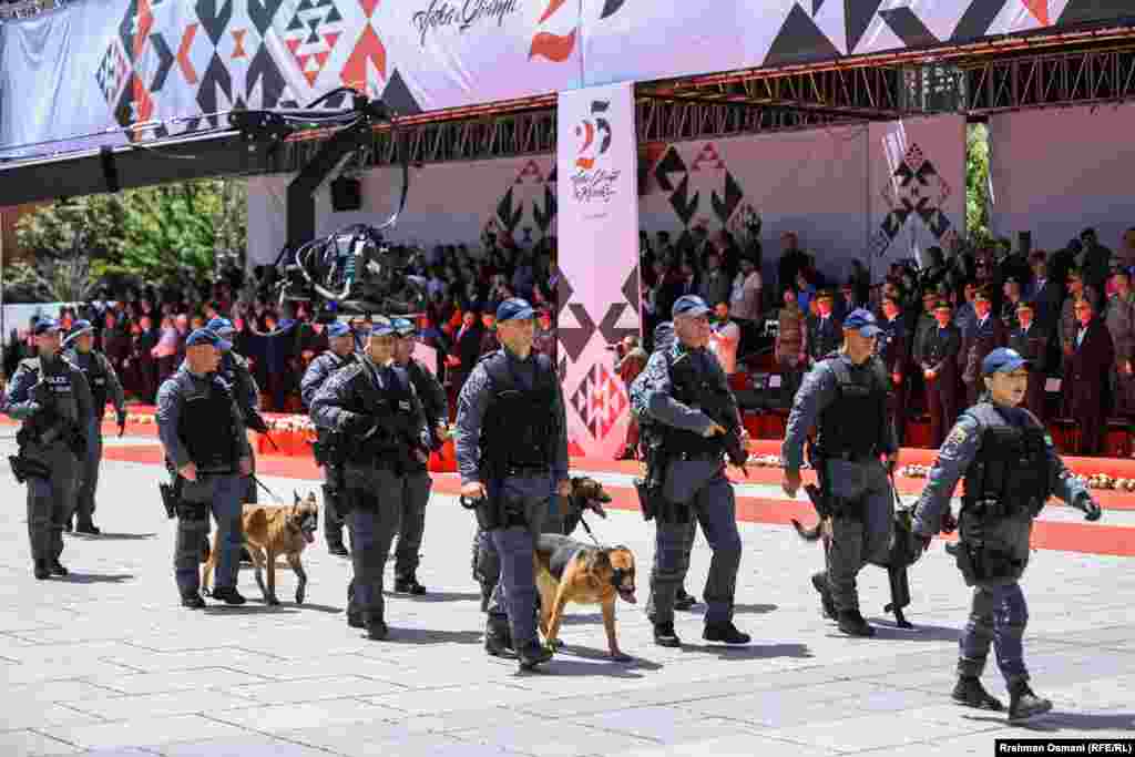 Pjesëtarët e një njësiti të Policisë së Kosovës parakalojnë me qentë e tyre në sheshin e Prishtinës më 12 qershor 2024, për nder të Ditës së Çlirimit të vendit.