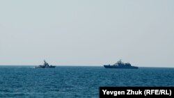Dy anije të flotës ruse në Gjirin e Sevastopol. Fotografi nga arkivi.